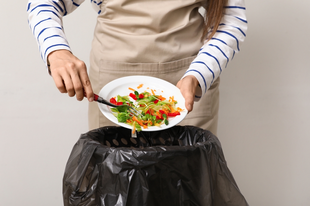 foto als iemand eten weggegooid in de container